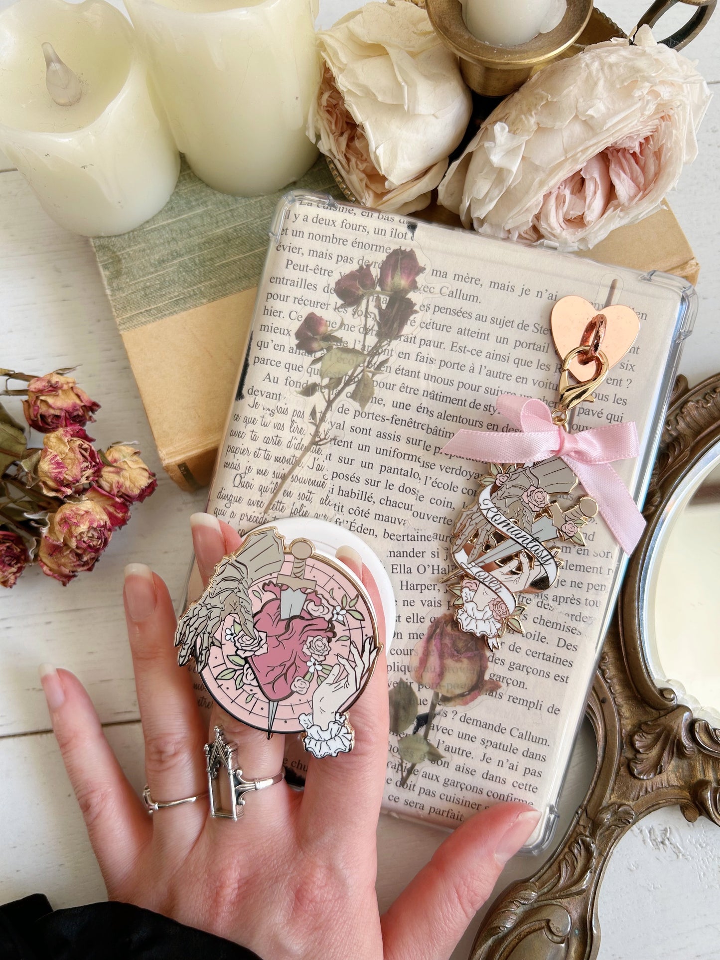 Romantasy magnetic grip holder