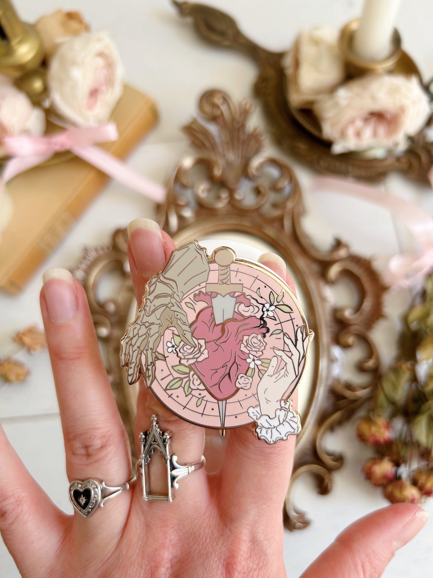 Romantasy magnetic grip holder