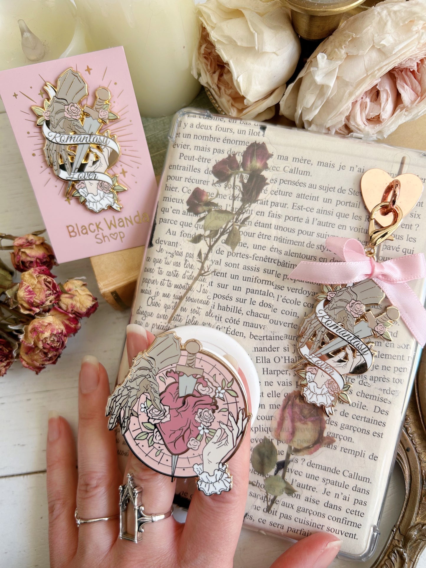 Romantasy magnetic grip holder