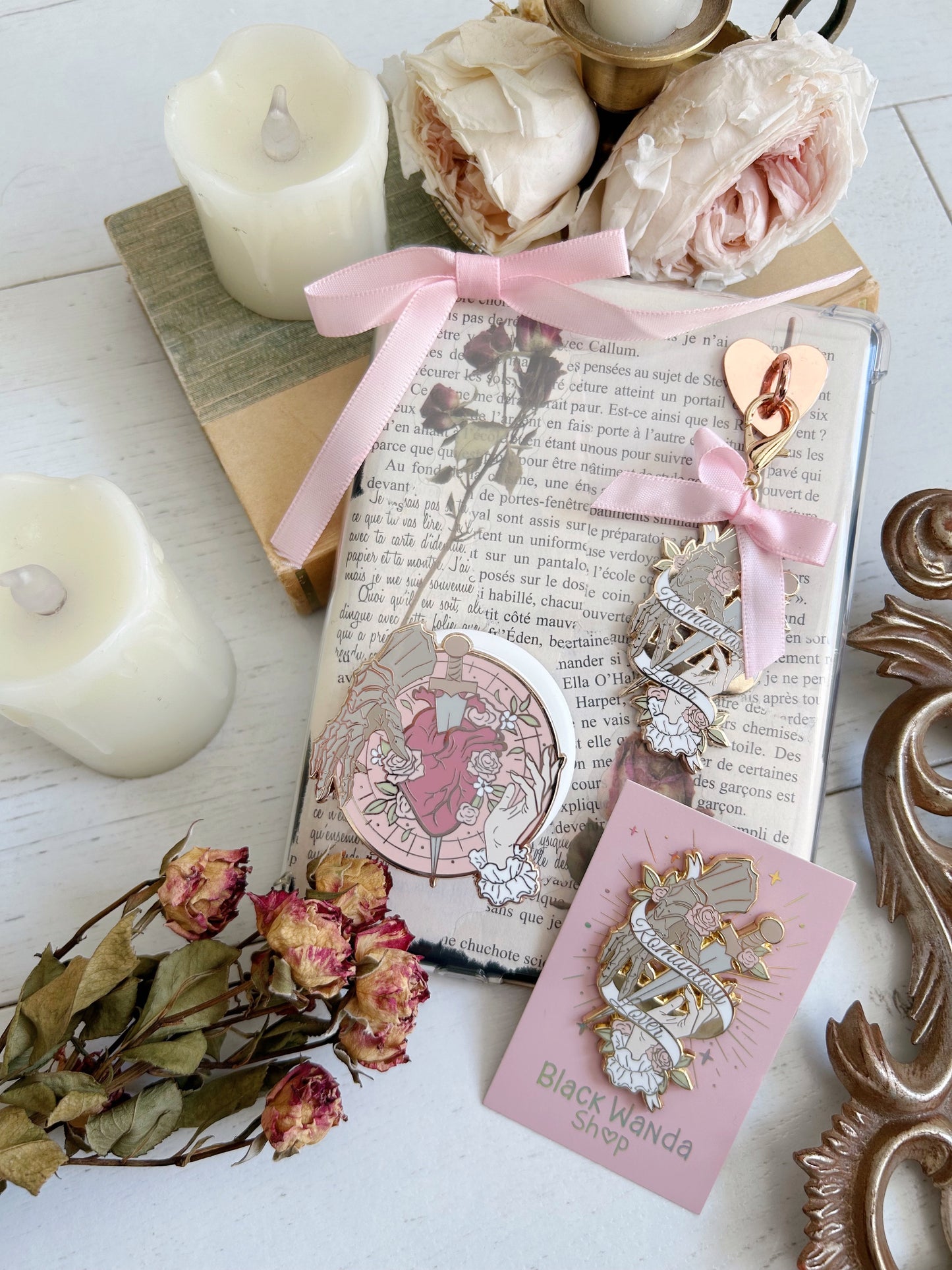 Romantasy magnetic grip holder