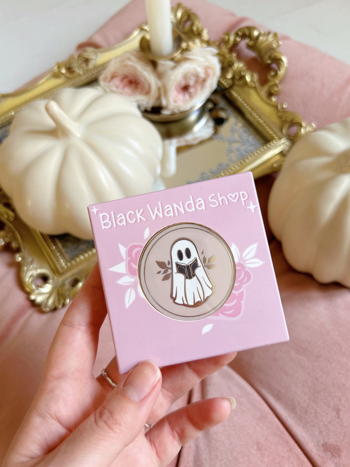 Pink Reading ghost magnetic grip holder