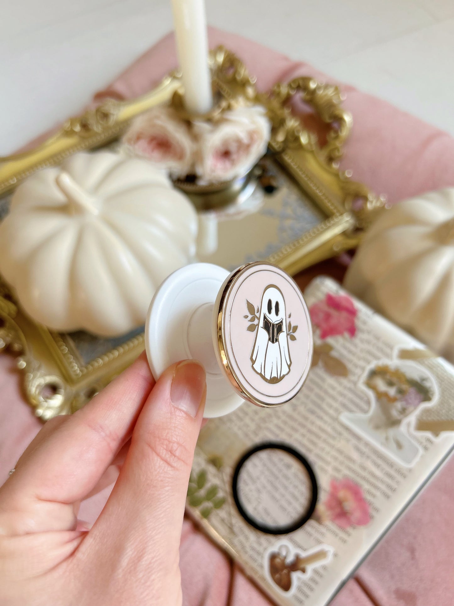 Pink Reading ghost magnetic grip holder