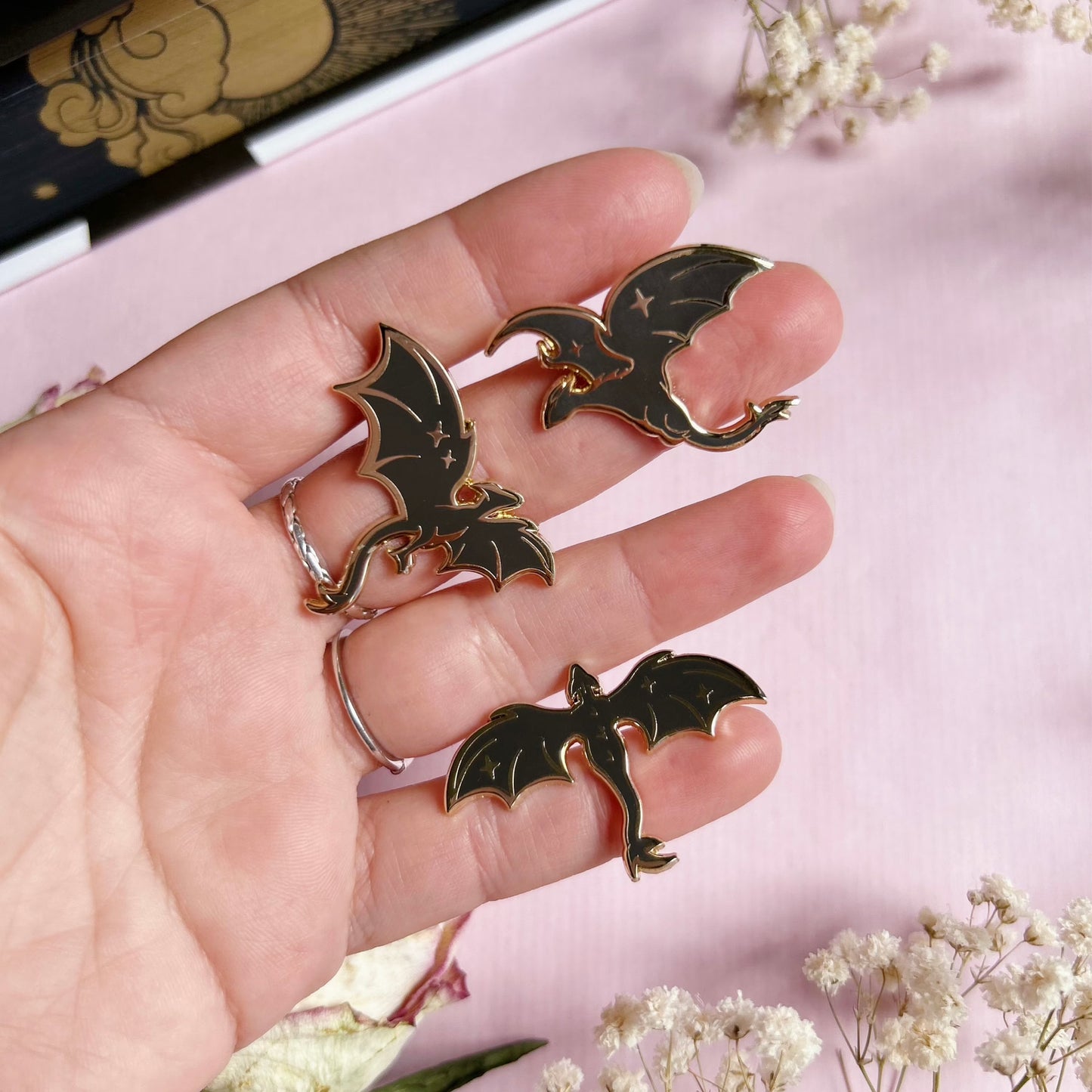 Dragons pins set black or white