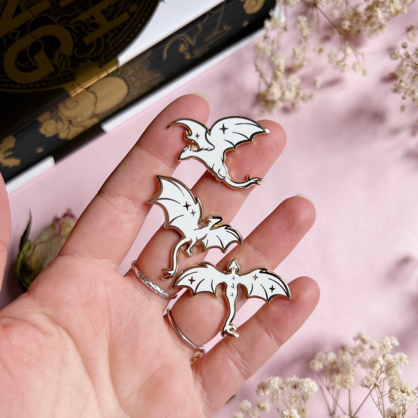 Dragons pins set black or white