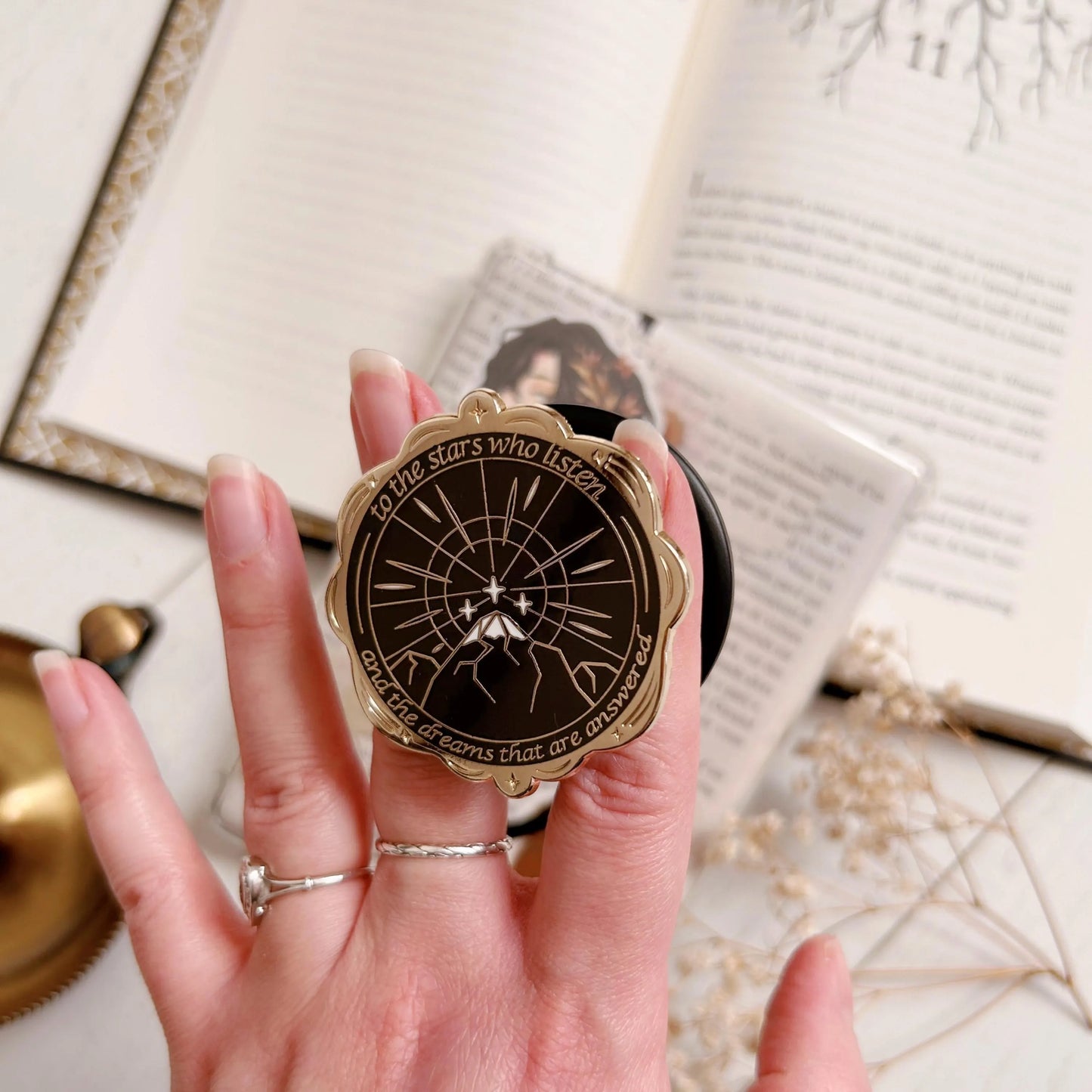 ACOTAR magnetic holder grip