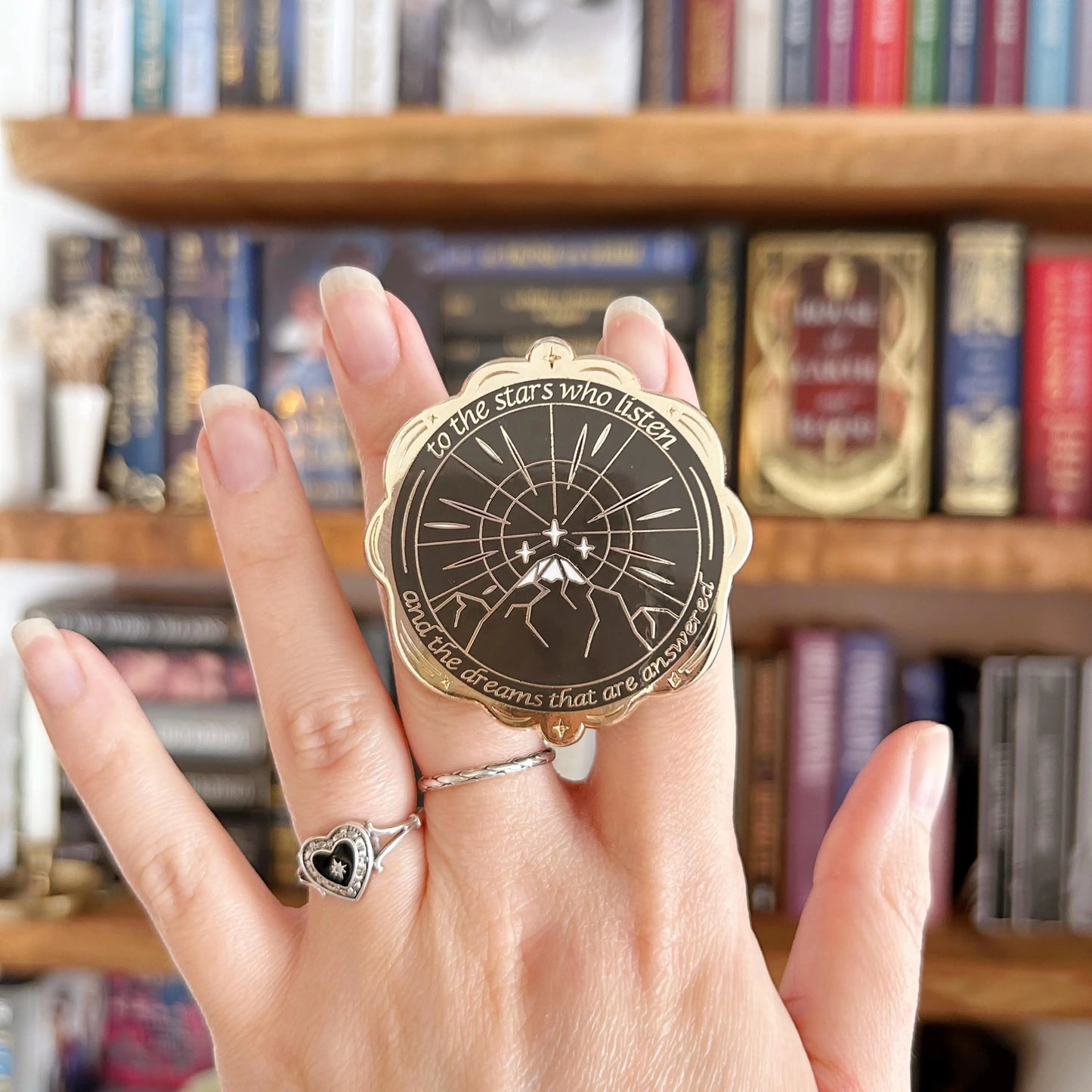 ACOTAR magnetic holder grip
