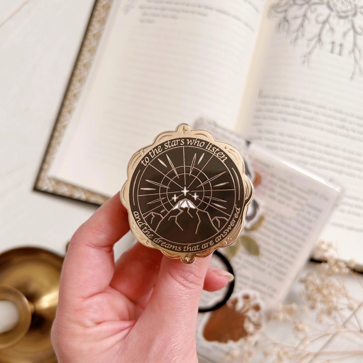 ACOTAR magnetic holder grip